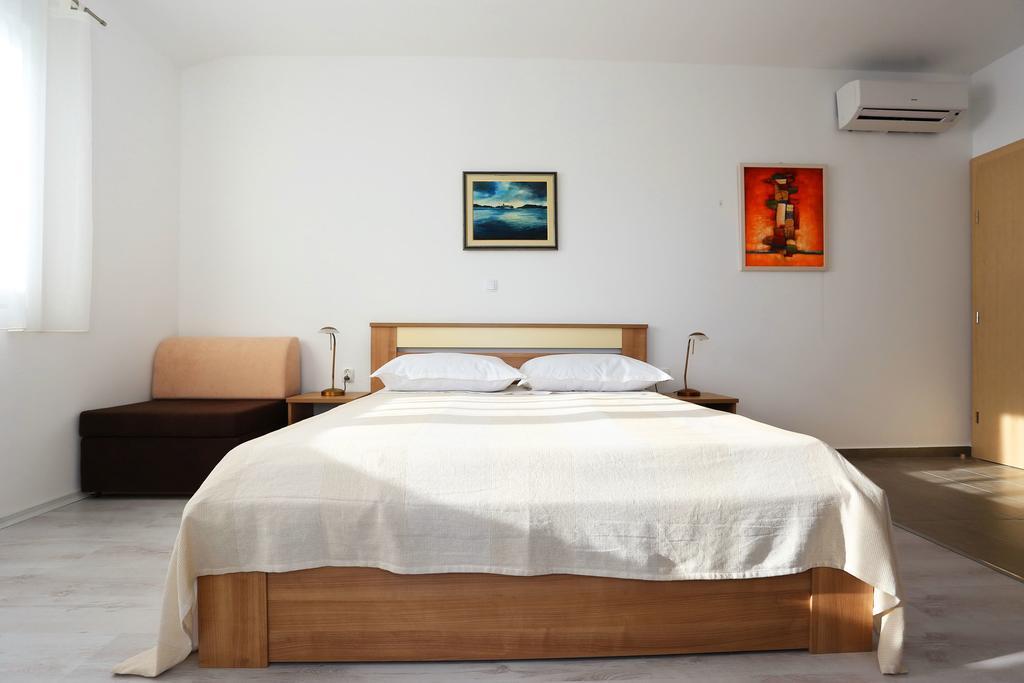 House Natali 70M From The Beach - Free Ev Top Up Ртина Экстерьер фото
