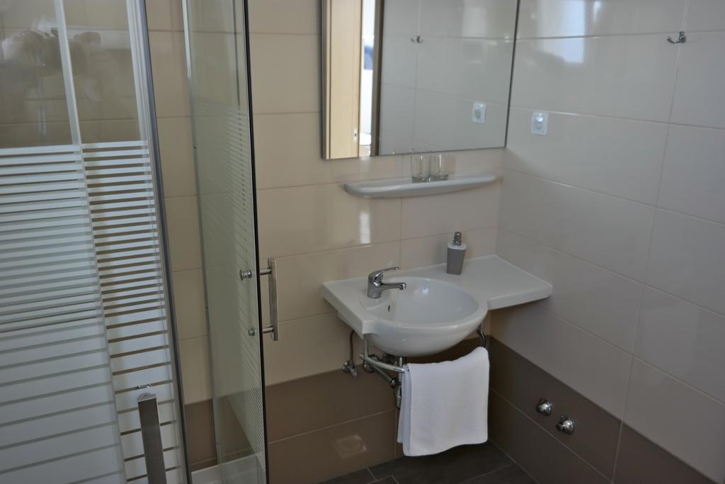 House Natali 70M From The Beach - Free Ev Top Up Ртина Экстерьер фото