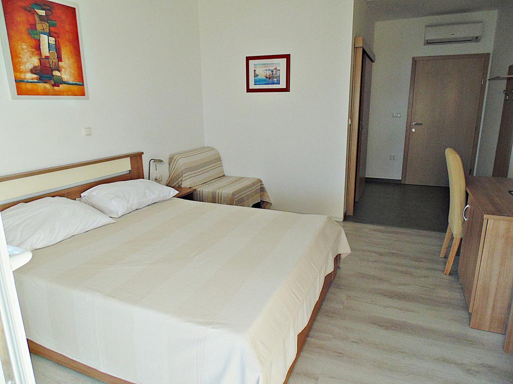 House Natali 70M From The Beach - Free Ev Top Up Ртина Экстерьер фото