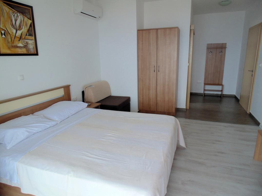House Natali 70M From The Beach - Free Ev Top Up Ртина Экстерьер фото